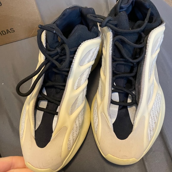 Authentic yeezy 700 v3 - Picture 4 of 6